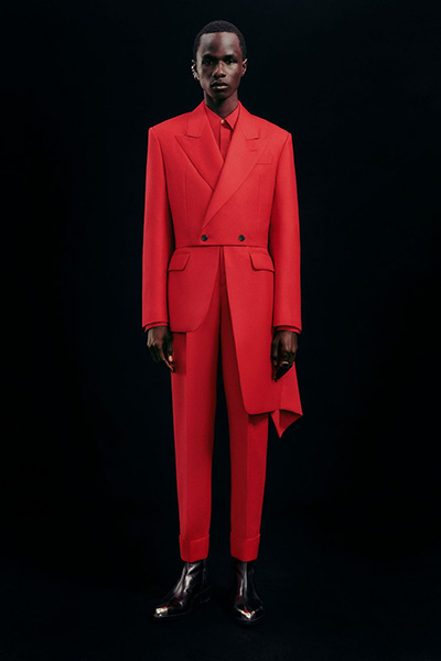 اجعل لكل إطلالة من إطلالاتك قصة مع تشكيلة Alexander McQueen لموسم خريف وشتاء 2022